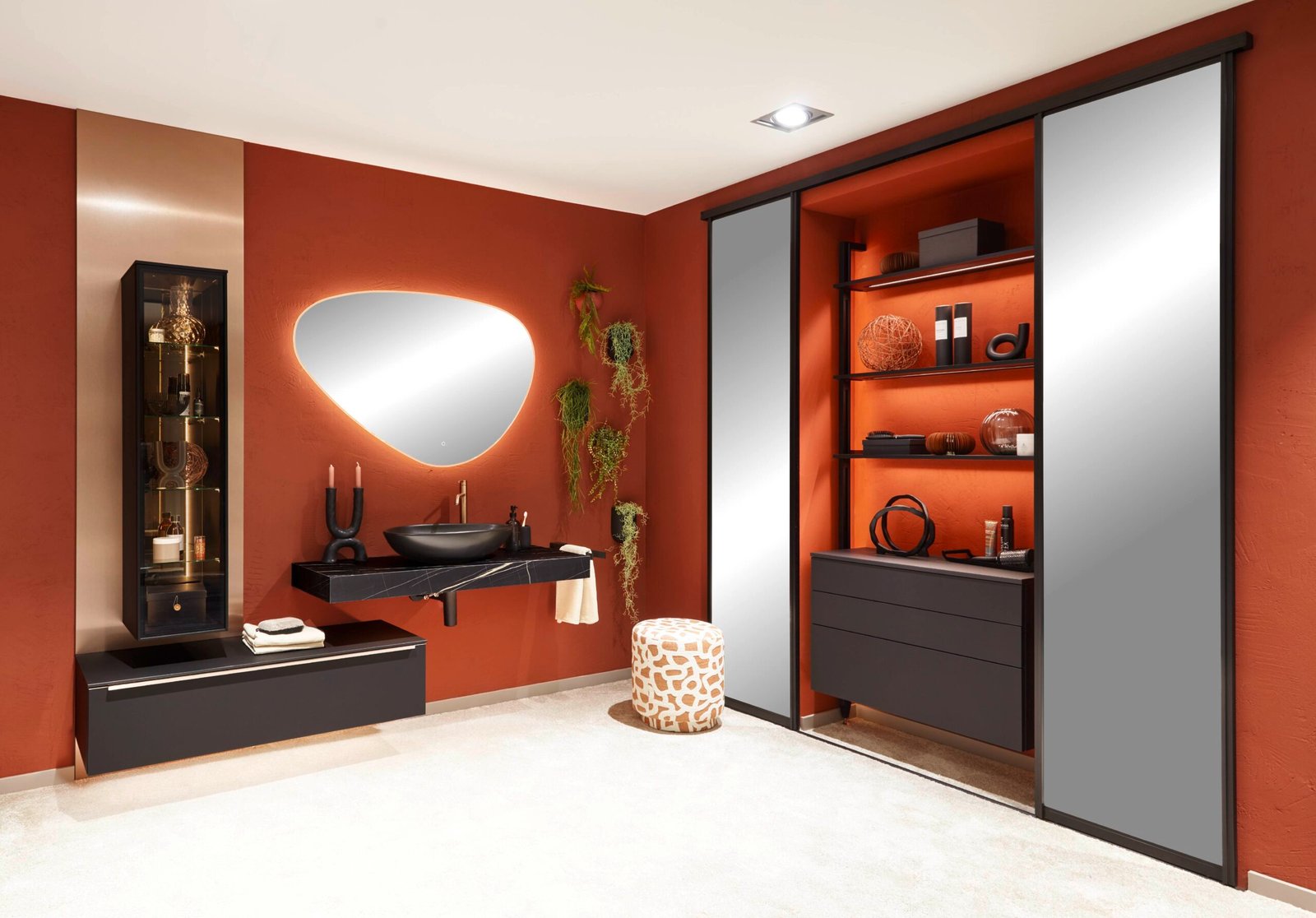 Baño moderno con mueble suspendido, lavabo sobre encimera, espejo iluminado y almacenaje a medida